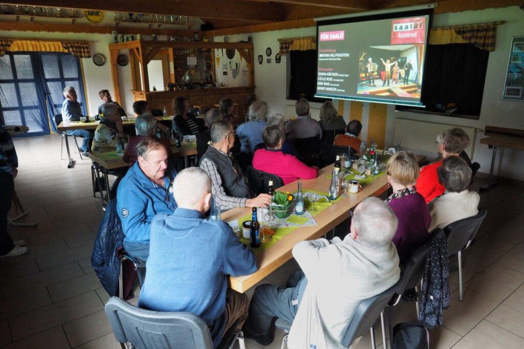 Seniorenfeier 2024 | Auf der Leinwand: Film zum Heimatvariété SAALÜ Royal vom vergangenen Januar | Foto: Yvette Schäck