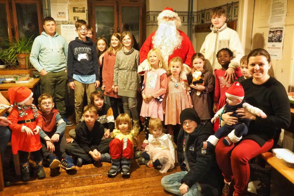 Nikolausfeier 2024 | Erinnerungsfoto mit dem Nikolaus | Foto: Yvette Schäck
