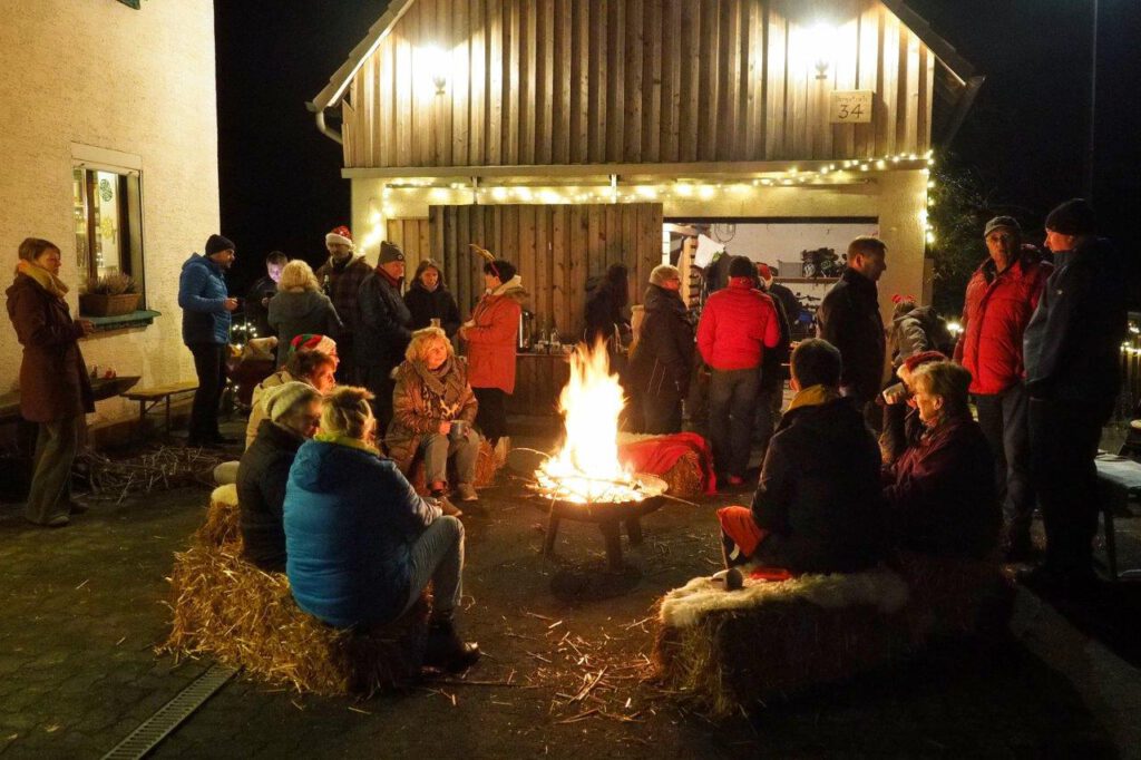 Lebendiger Adventskalender 2024 | Türchen 20: Waffeln aus dem Holzofen am Lagerfeuer bei Familie Lüß | Foto: Yvette Schäck