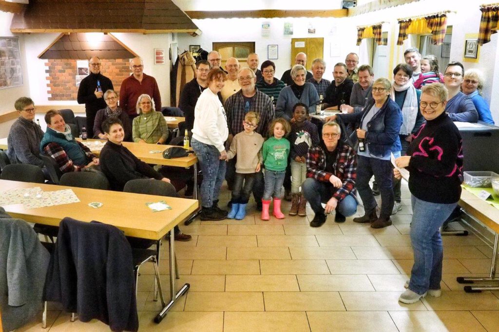 Unverzichtbar für die Ortsgemeinde: Die ehrenamtlichen Grünflächenpaten beim Wintergrillen in der Henry-Hütte | Foto: Schäck