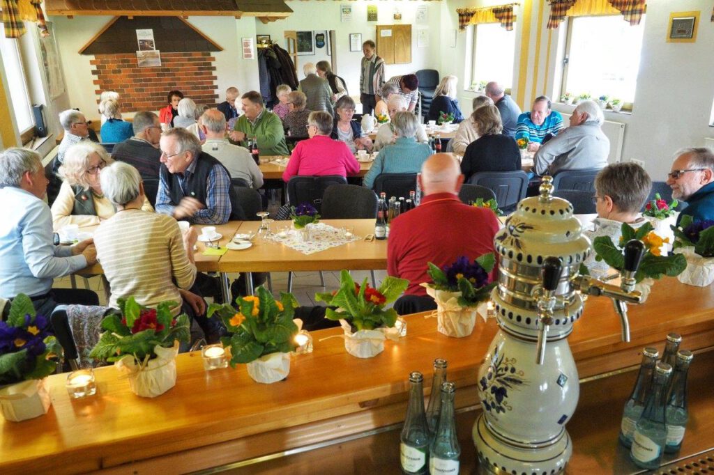 Beim Seniorenkaffee gab es viel zu erzählen. | Foto: Yvette Schäck