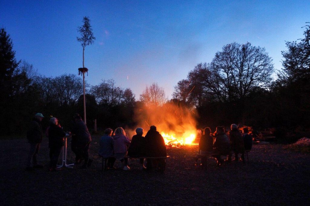 Maifeier 2025 | Stimmungsvolle blaue Stunde am Feuer des Maiplatzes | Foto: Yvette Schäck