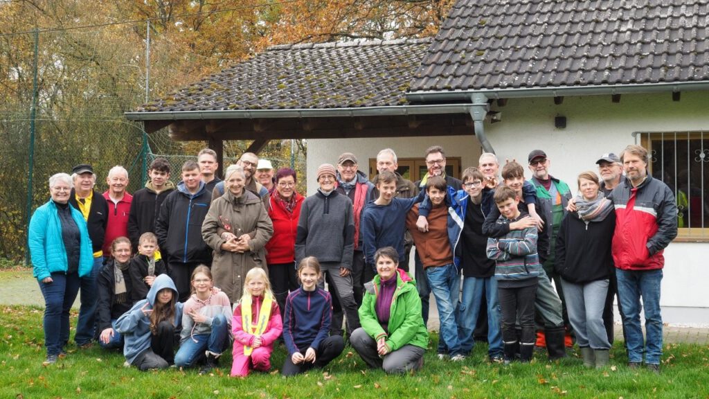 Aktionstag 2025 | Das traditionelle Gruppenbild der engagierten Helfer vor der Henry-Hütte | Foto: Yvette Schäck