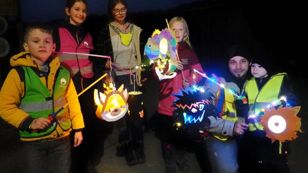 Sankt Martinsumzug 2025 | Leuchtende Laternen und strahlende Kinderaugen | Foto: Yvette Schäck