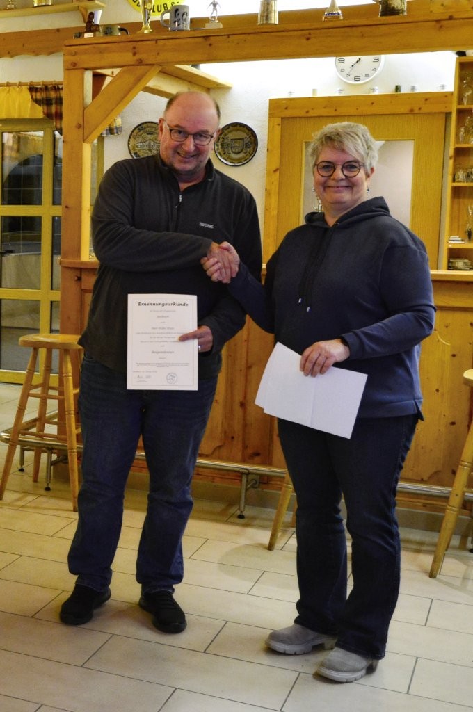 Ortsbürgermeisterin Anke Klein gratuliert Heiko Klein zur Wahl als Beigeordneter und überreicht ihm die Ernennungsurkunde. | Foto: Burkhard Schäck Ortsbürgermeisterin Anke Klein gratuliert Heiko Klein zur Wahl als Beigeordneter und überreicht ihm die Ernennungsurkunde. | Foto: Burkhard Schäck