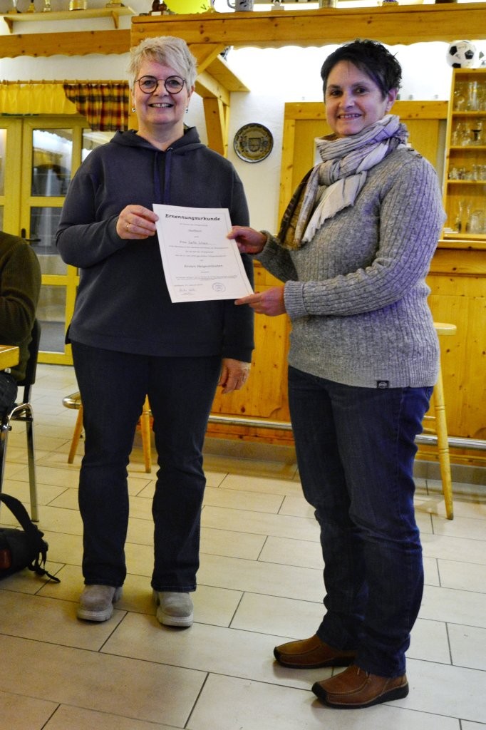 Ortsbürgermeisterin Anke Klein ernennt die Erste Beigeordnete Yvette Schäck für die Amtszeit bis 2029. | Foto: Burkhard Schäck Ortsbürgermeisterin Anke Klein ernennt die Erste Beigeordnete Yvette Schäck für die Amtszeit bis 2029. | Foto: Burkhard Schäck