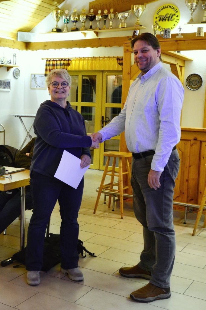 Michael Schulz wird von Ortsbürgermeisterin Anke Klein als neues Ratsmitglied der Ortsgemeinde Seelbach verpflichtet. | Foto: Yvette Schäck Michael Schulz wird von Ortsbürgermeisterin Anke Klein als neues Ratsmitglied der Ortsgemeinde Seelbach verpflichtet. | Foto: Yvette Schäck