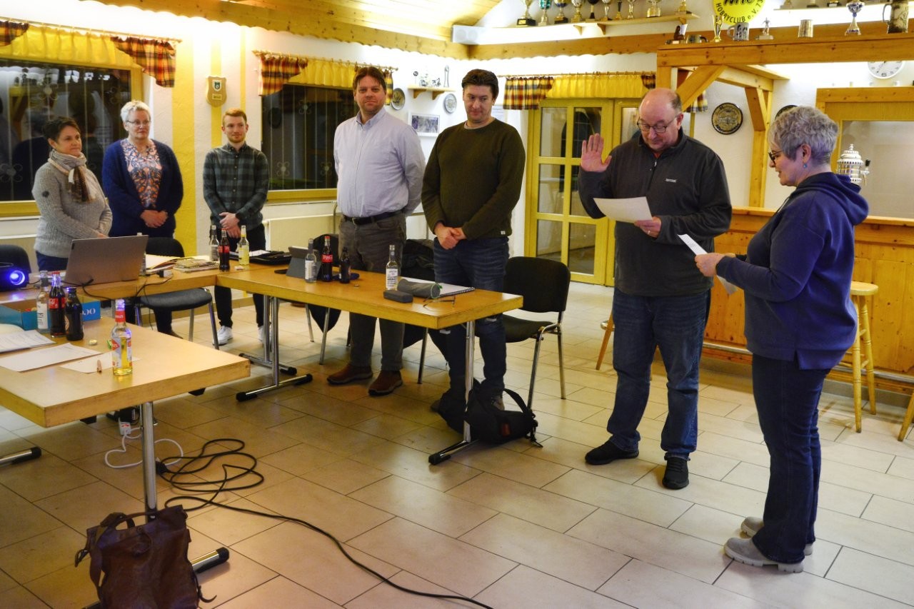 Der neue Beigeordnete Heiko Klein wird von Ortsbürgermeisterin Anke Klein vereidigt. | Foto: Burkhard Schäck Der neue Beigeordnete Heiko Klein wird von Ortsbürgermeisterin Anke Klein vereidigt. | Foto: Burkhard Schäck