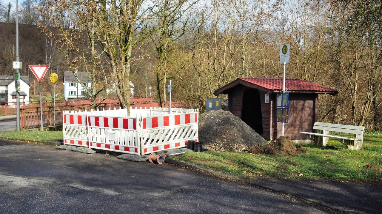 Erneuerung der Armaturen am Rohrleitungsnetz bei der Bushaltestelle in Seelbach Erneuerung der Armaturen am Rohrleitungsnetz bei der Bushaltestelle in Seelbach