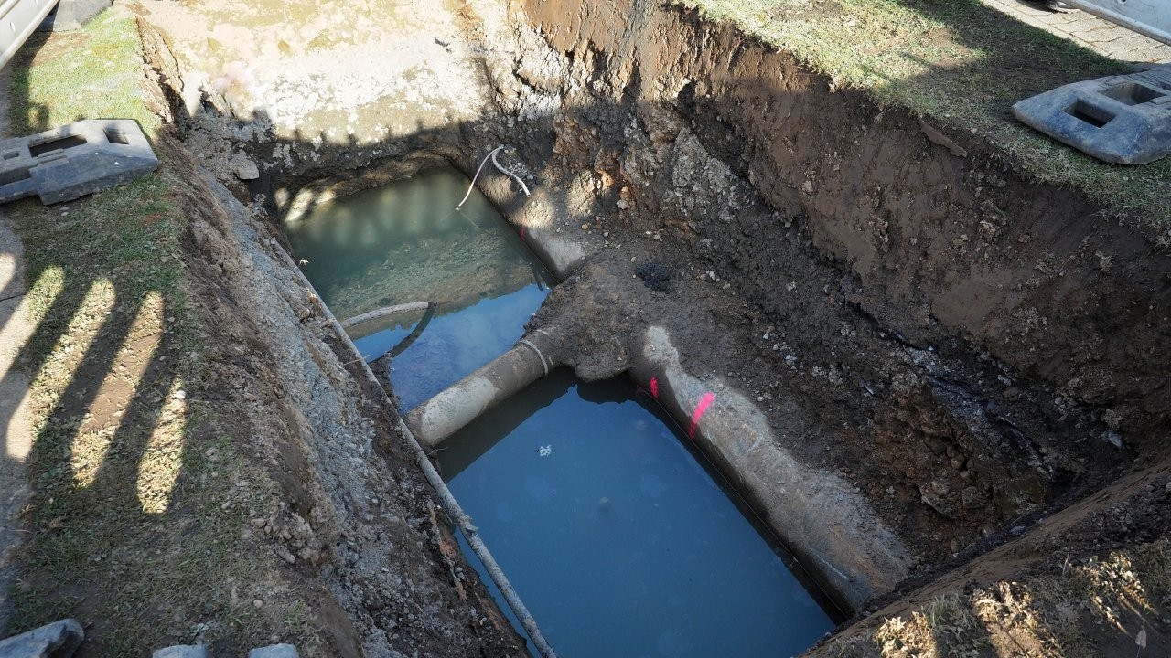 Bei den durchgeführten Erdarbeiten wurde auch die Wasserleitung in Bettgenhausen freigelegt. Bei den durchgeführten Erdarbeiten wurde auch die Wasserleitung in Bettgenhausen freigelegt.