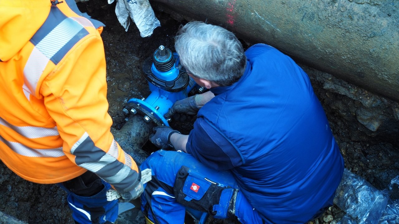 Mitarbeiter der Verbandsgemeindewerke installieren in Bettgenhausen einen Absperrschieber zur Regulierung des Wasserdurchflusses. Mitarbeiter der Verbandsgemeindewerke installieren in Bettgenhausen einen Absperrschieber zur Regulierung des Wasserdurchflusses.