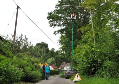 Einsatz in luftiger Höhe: Eiche in der Waldstraße erfolgreich abgesichert | Foto: Yvette Schäck