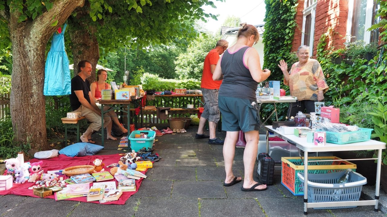 Flohmarkt 2026_1-Lächeln im Gesicht, Trödel auf dem Tisch-Foto Yvette Schäck Die Vorsitzende Anke Klein begrüßte im Namen des Dorfvereins die vielen Gäste. | Foto: Burkhard Schäck