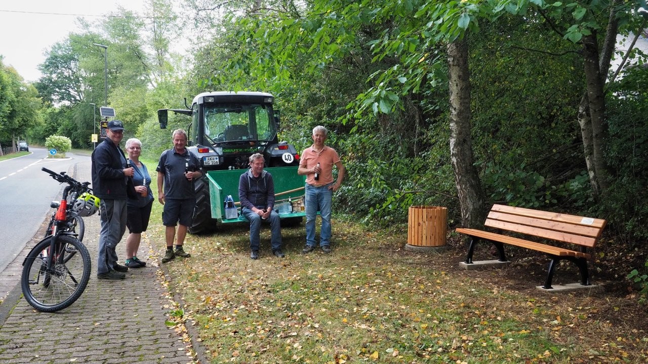 Bank steht, Prost! Ortsbürgermeisterin Anke Klein, die Spender Burkhard (ganz rechts), Michael (Mitte) und die Helfer stoßen gemeinsam auf das neue Schmuckstück in Seelbach an. | Foto: Yvette Schäck Bank steht, Prost! Ortsbürgermeisterin Anke Klein, die Spender Burkhard (ganz rechts), Michael (Mitte) und die Helfer stoßen gemeinsam auf das neue Schmuckstück in Seelbach an. | Foto: Yvette Schäck