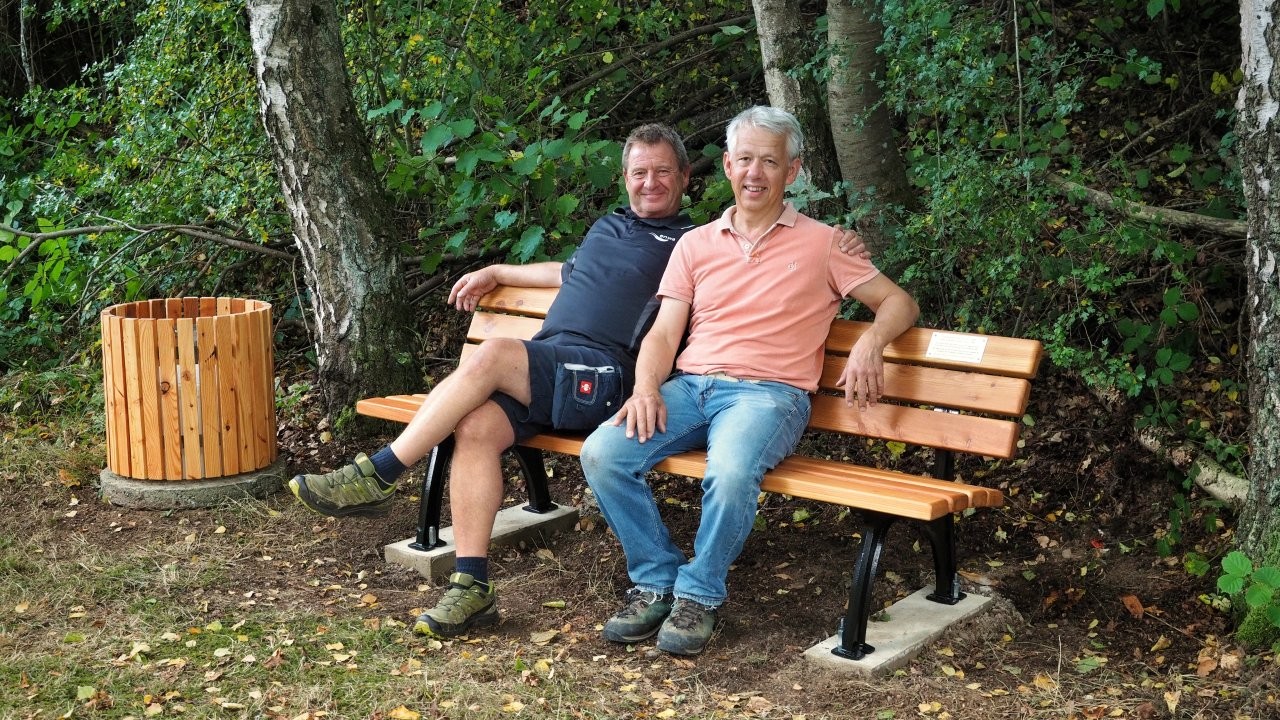 Ein Platz mit Geschichte-Foto Yvette Schäck Ein Platz mit Geschichte: Die beiden Seelbacher Abenteurer Burkhard Schäck (rechts) und Michael Zickgraf machen es sich auf ihrer gespendeten Jubiläums-Bank gemütlich. Danke für dieses tolle Schmuckstück und den schicken, reparierten Mülleimer daneben! | Foto: Yvette Schäck