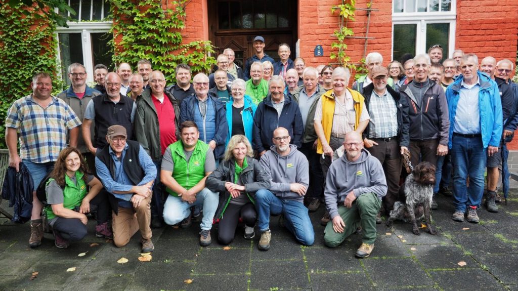 Ortsbürgermeisterwanderung 2026 | Die ehemalige Bahnhofsgaststätte von 1911 in Seelbach, heute Kulturverein „Rotes Haus e. V.“, bildete die Kulisse für die traditionelle Gruppenaufnahme der Teilnehmer. Zum gemütlichen Ausklang zog die Gesellschaft anschließend weiter zur Henry-Hütte. | Foto: Yvette Schäck