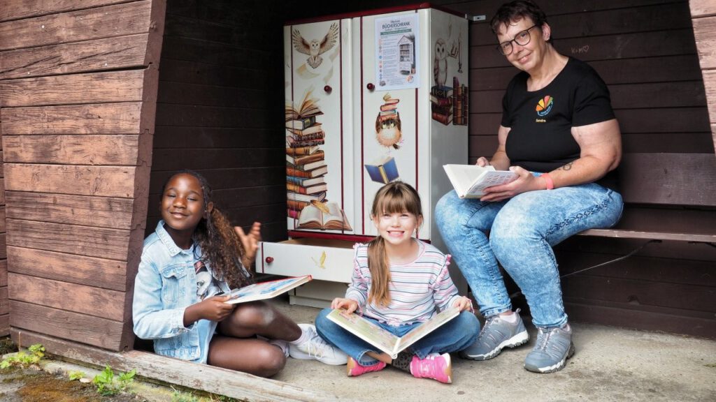 Das Lächeln der Mädels und die Freude von Sandra Müller zeigen: Die Kinderschubladen des Bücherschranks sind der Hit! | Foto: Yvette Schäck