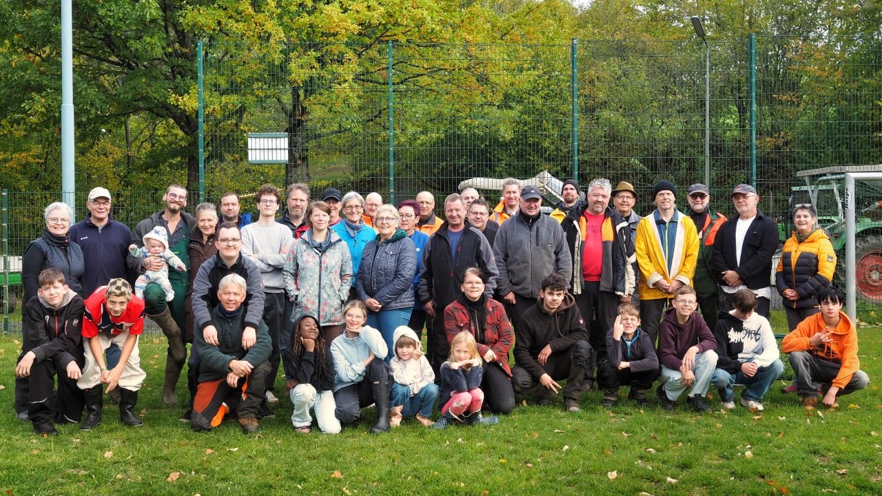 Aktionstag II 2026 | Das traditionelle Gruppenbild mit einem Teil der über vierzig engagierten Helfer vor dem gemeinsamen Mittagsimbiss an der Henry-Hütte | Foto: Yvette Schäck