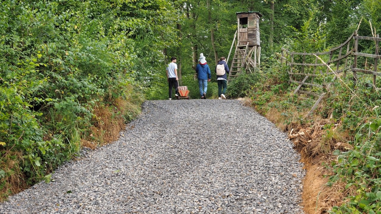 Bestandener Bollerwagen-Härtetest auf dem frischen Schotter im Hänchesberg | Foto: Yvette Schäck Bestandener Bollerwagen-Härtetest auf dem frischen Schotter im Hänchesberg | Foto: Yvette Schäck