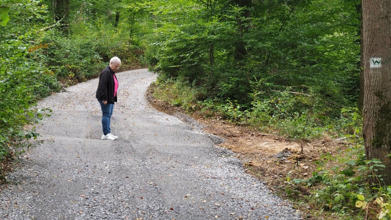 Ortsbürgermeisterin Anke Klein überprüft einen der neuen Abschläge am Hänchesberg: Nicht nur der Weg soll vor Erosion und Wasserschäden geschützt werden, sondern er muss auch für die mit Holz voll beladenen Rungenwagen der Forstwirte befahrbar bleiben. | Foto: Yvette Schäck Ortsbürgermeisterin Anke Klein überprüft einen der neuen Abschläge am Hänchesberg: Nicht nur der Weg soll vor Erosion und Wasserschäden geschützt werden, sondern er muss auch für die mit Holz voll beladenen Rungenwagen der Forstwirte befahrbar bleiben. | Foto: Yvette Schäck